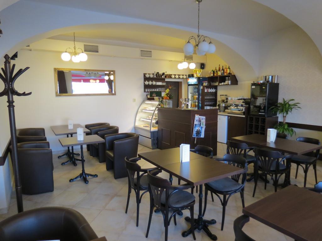 Hotel Cesky Dvur Бероун Екстер'єр фото