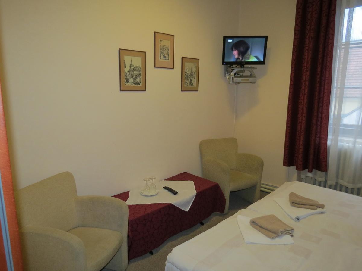 Hotel Cesky Dvur Бероун Екстер'єр фото